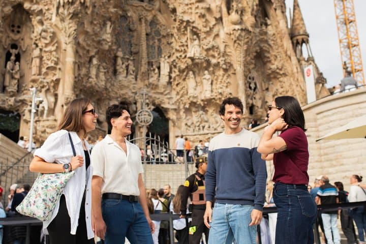 Barcelona all included: Sagrada, Park Güell, Montjuic & Gothic