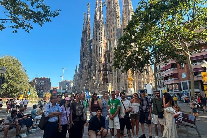 Skip the Line Sagrada Família Tour with Local Expert Guide
