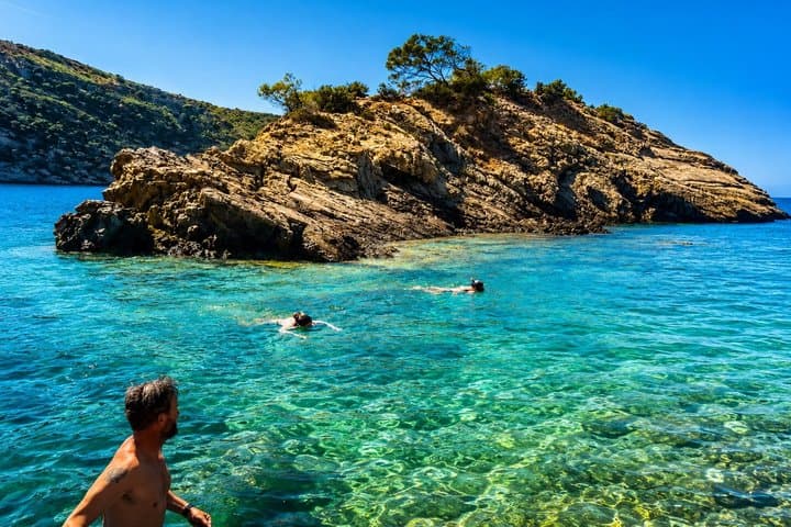 4 hours of Discovery, Snorkeling, natural jacuzzi, pirate cave