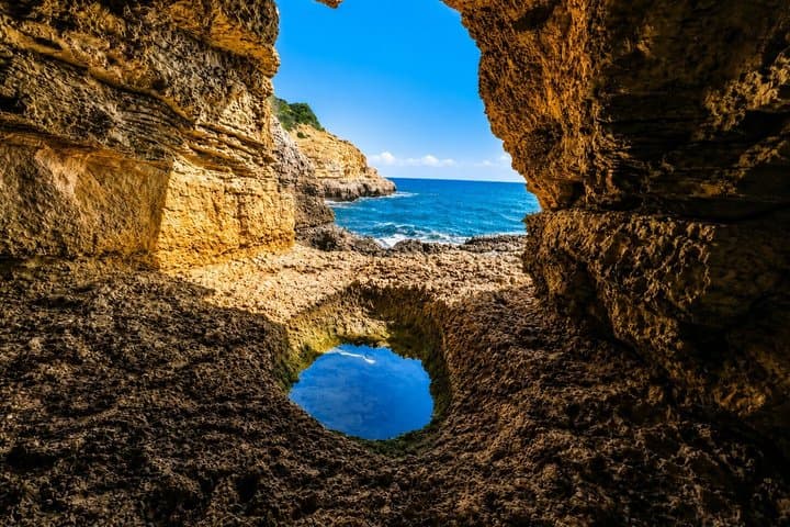 4 hours of Discovery, Snorkeling, natural jacuzzi, pirate cave