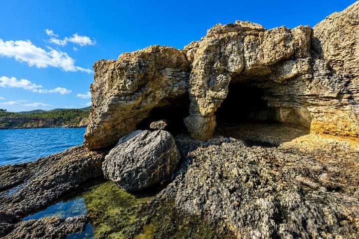 4 hours of Discovery, Snorkeling, natural jacuzzi, pirate cave