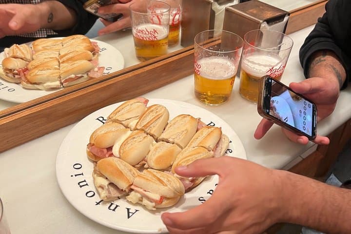 Private Half-Day Tour with Alcazar Tickets and Tapas