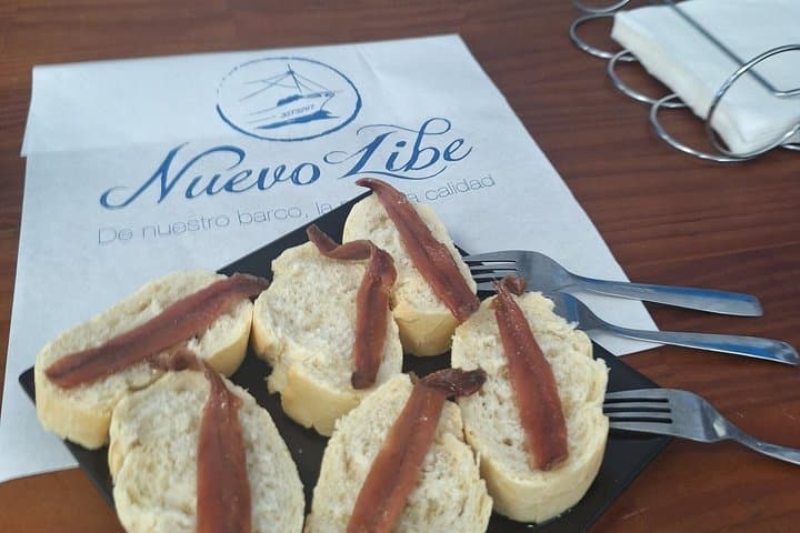 Tour of the Santoña marinera and its fishing port with tasting
