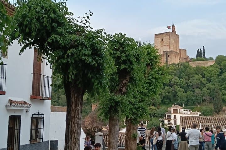 Granada El Albayzín With Humor Comedy Albaicín Tour