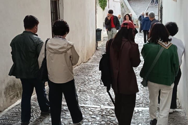 Granada El Albayzín With Humor Comedy Albaicín Tour