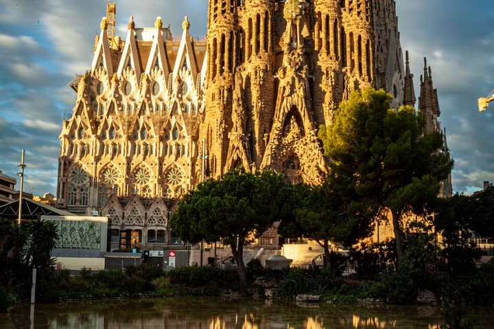 Barcelona Self-Guided City Walking Tour & Scavenger Hunt