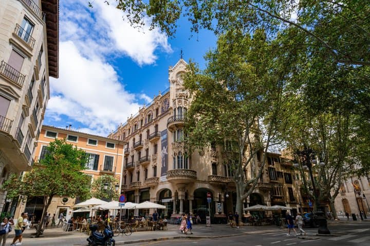 Barcelona Self-Guided City Walking Tour & Scavenger Hunt