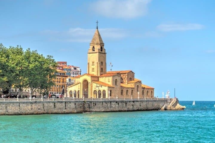 TOP Gijón : Private Guided Tour with your mobile