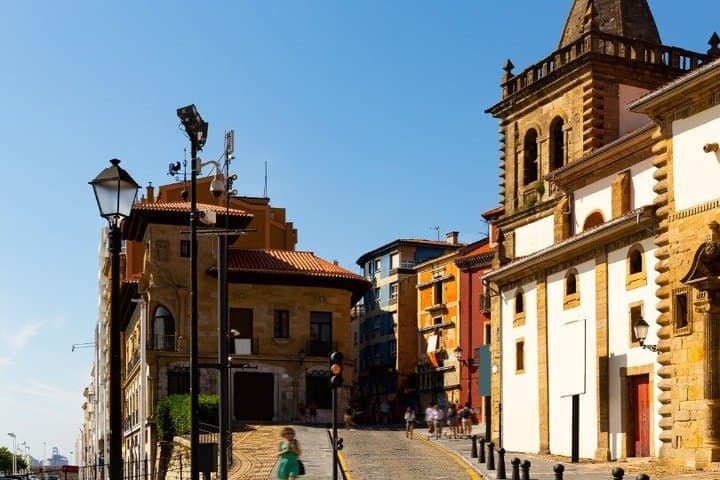 TOP Gijón : Private Guided Tour with your mobile