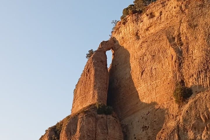 Hiking Bridges and Walls of Round