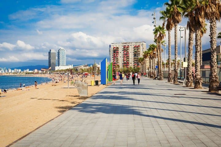 Barcelona Scavenger Hunt & Highlights Self-Guided Walking Tour
