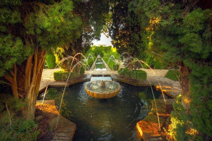 Alhambra Palace and Generalife Gardens Guided Walking Tour