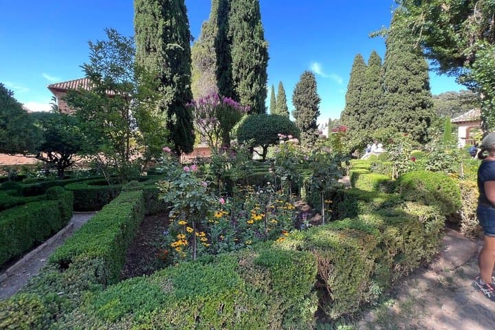 Alhambra Palace and Generalife Gardens Guided Walking Tour
