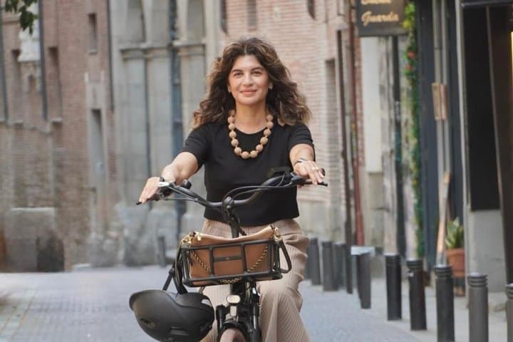 Explore Madrid by bike taking photos with Benja