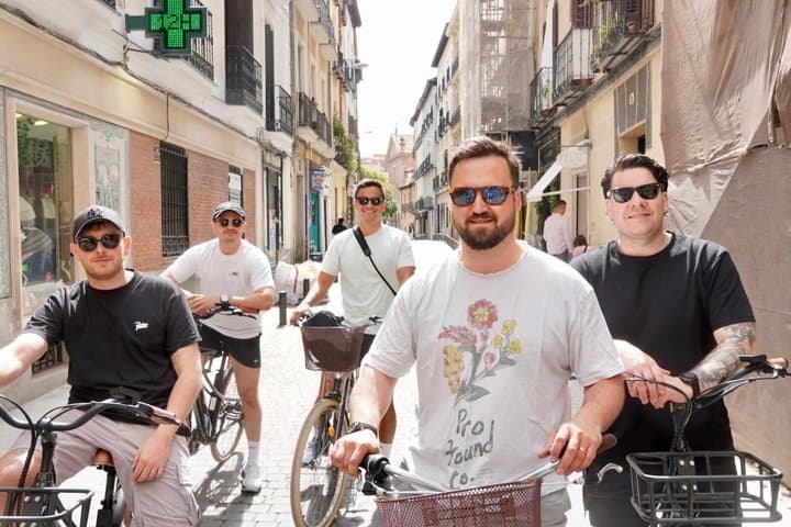 Explore Madrid by bike taking photos with Benja