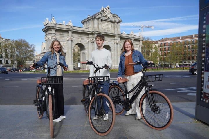 Explore Madrid by bike taking photos with Benja