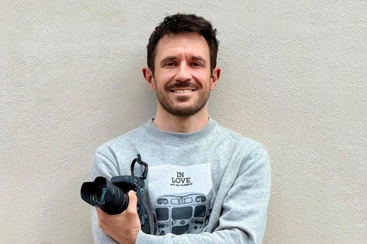 Explore Madrid by bike taking photos with Benja