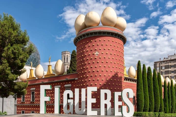 Hello Figueres: Private 2-Hour Intro City Walk with Local Guide