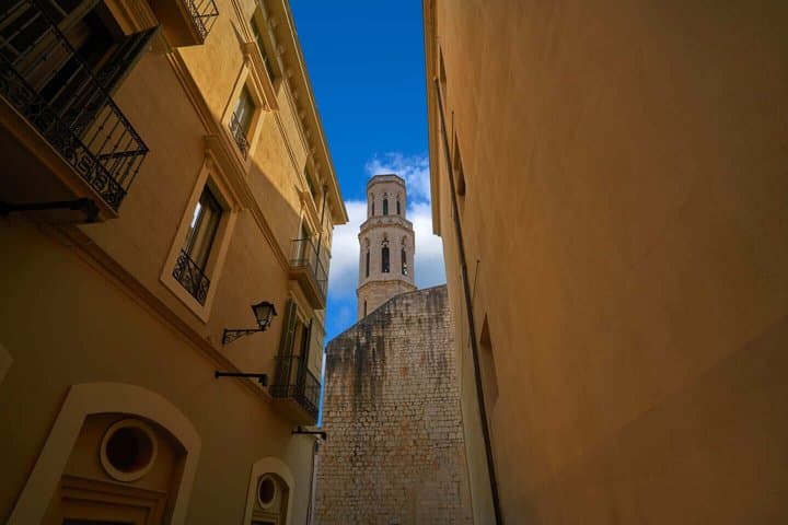 Hello Figueres: Private 2-Hour Intro City Walk with Local Guide