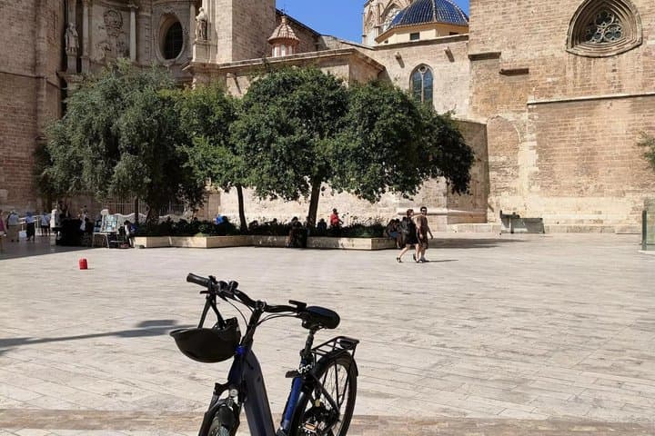 Valencia Daily City Tour by Bike