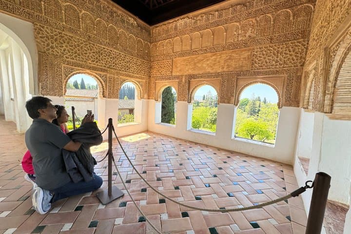 Private tour of the Alhambra entrances included