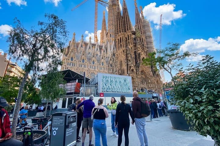 Barcelona Gaudi Bike Tour: Modernist Highlights by Bike or E-Bike