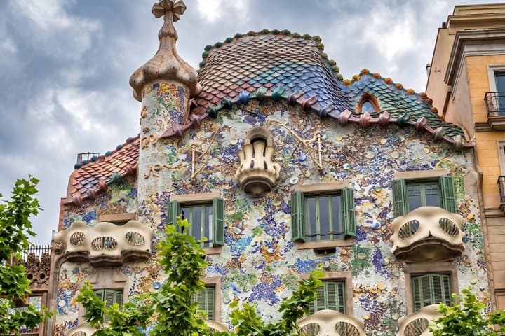 Barcelona Gaudi Bike Tour: Modernist Highlights by Bike or E-Bike