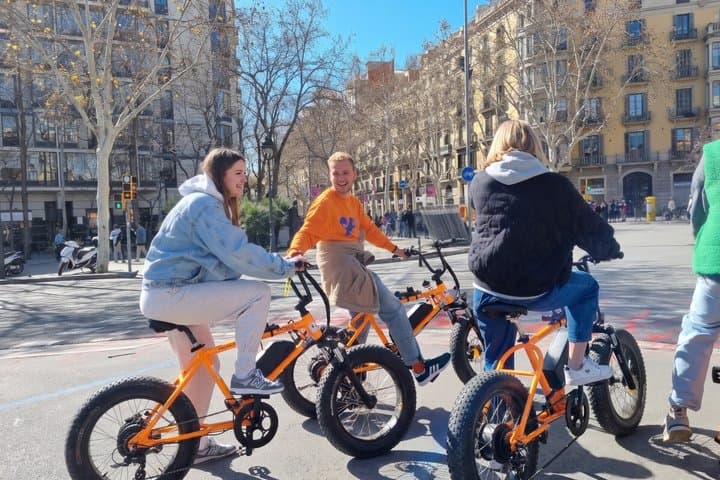 Barcelona Relaxed Bike Tour: City Highlights with E-Bike Option