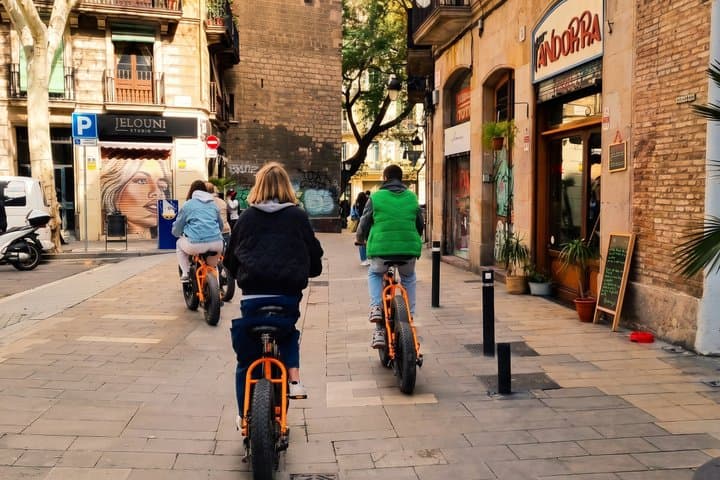 Barcelona Relaxed Bike Tour: City Highlights with E-Bike Option