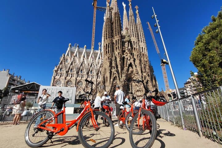 Barcelona Premium E-Bike Tour: Small Group City Experience