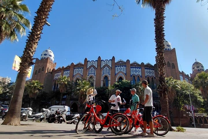 Barcelona Premium E-Bike Tour: Small Group City Experience