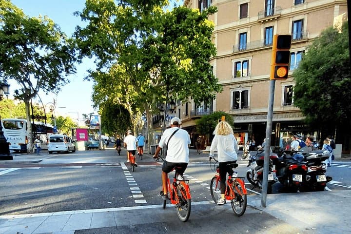 Barcelona Premium E-Bike Tour: Small Group City Experience