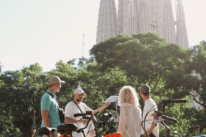 Barcelona Premium E-Bike Tour: Small Group City Experience
