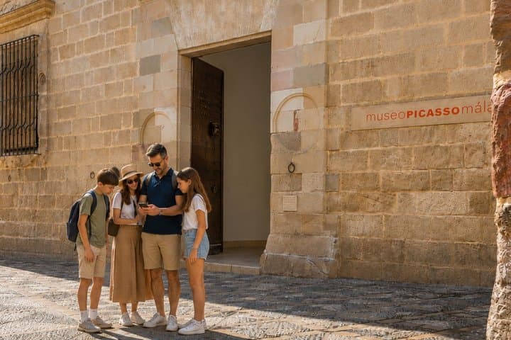 Malaga Scavenger Hunt & Highlights Self-Guided Walking Tour