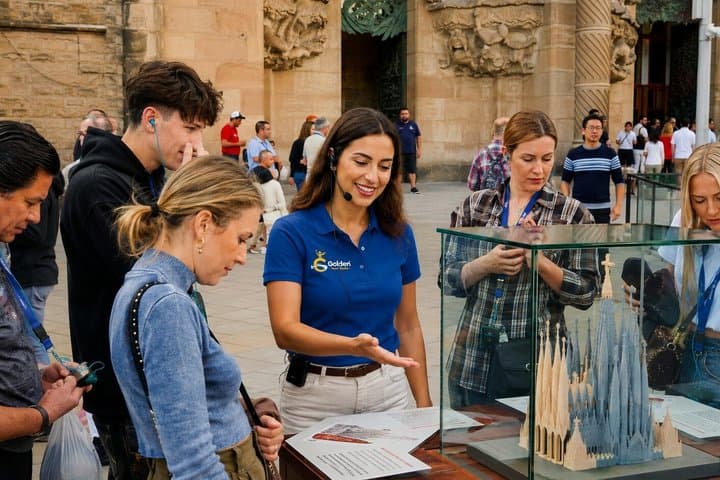 Barcelona: Sagrada Familia Skip-the-Line Guided Tour and Tickets