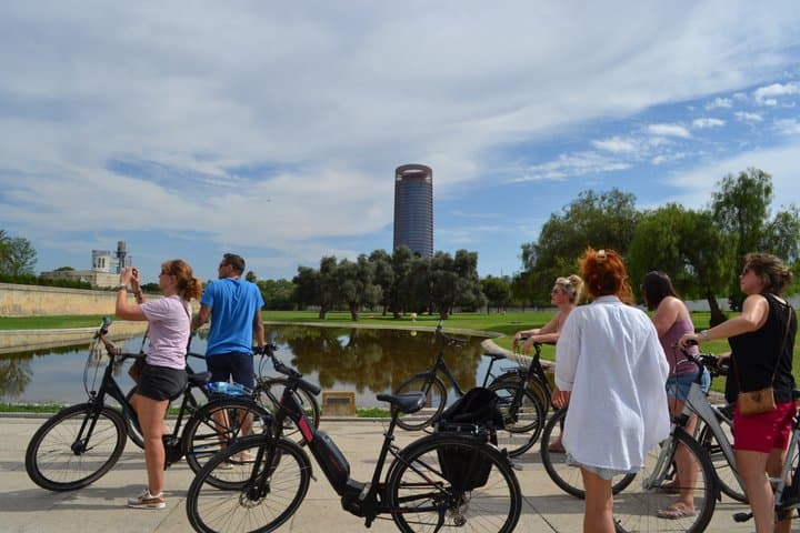 3-hour Guided Bike Tour along the Highlights of Seville