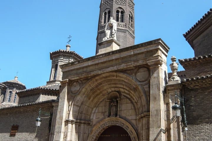 Zaragoza Old Town and El Pilar Self Guided Walking Tour with Quiz