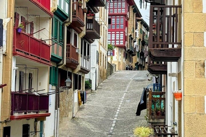 Private Tour: Txakoli Winery and Pintxos Route in Hondarribia