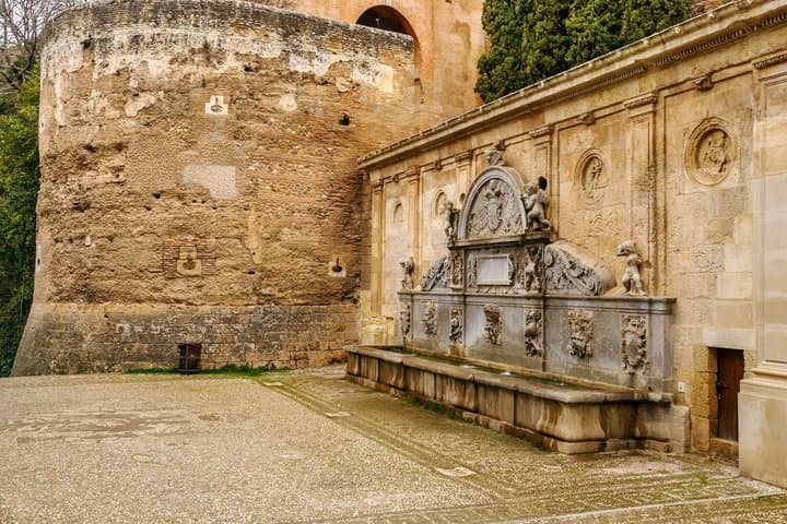 Granada Scavenger Hunt & Highlights Self-Guided Walking Tour