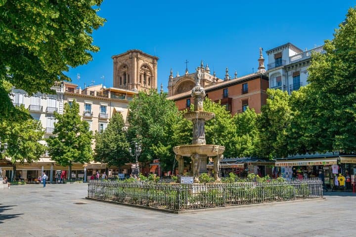 Granada Scavenger Hunt & Highlights Self-Guided Walking Tour