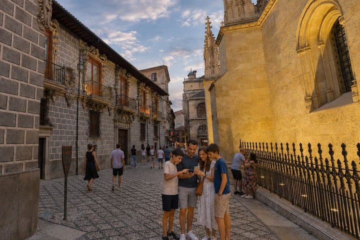 Granada Scavenger Hunt & Highlights Self-Guided Walking Tour
