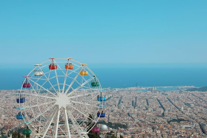 Hiking through Tibidabo with a visit to the temple