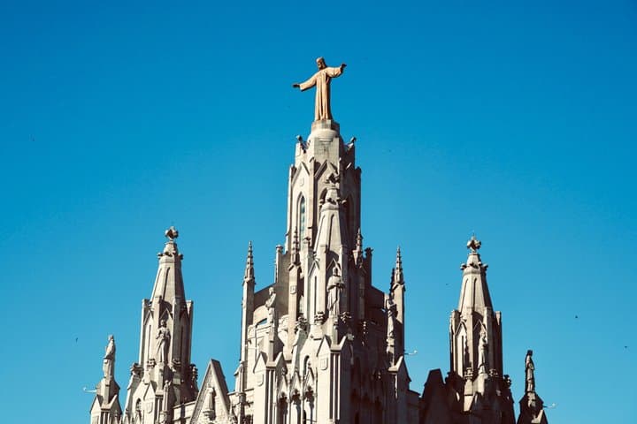 Hiking through Tibidabo with a visit to the temple