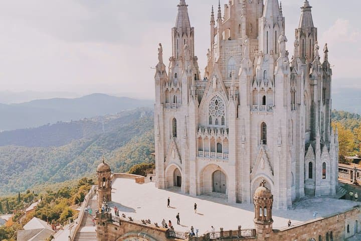 Hiking through Tibidabo with a visit to the temple