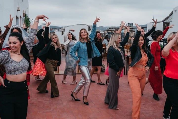 Barcelona: Rooftop Salsa Class with Unlimited Sangria