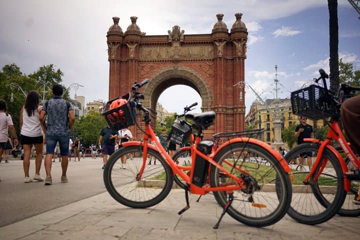 Barcelona Premium E-Bike Tour: Small Group City Experience