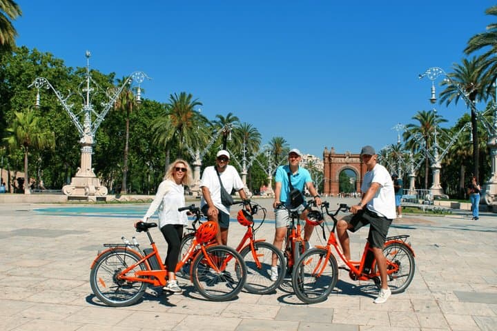 Barcelona Coast Bike or E-Bike Tour with Extra 1-Hour Rental