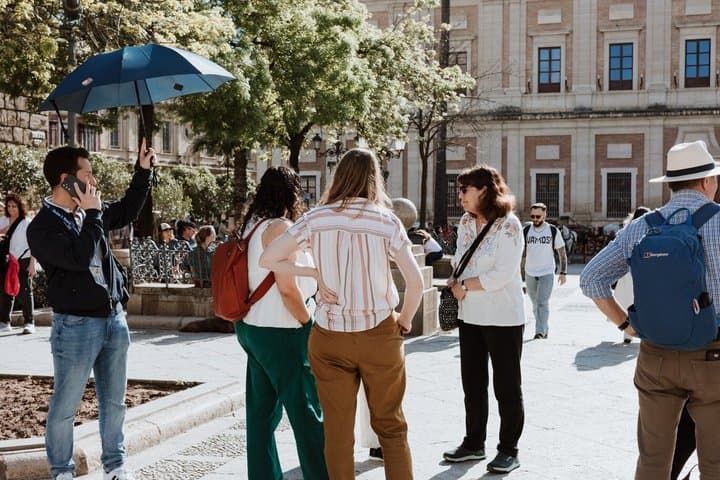 Seville: Santa Cruz neighbourhood with flamenco show (optional)