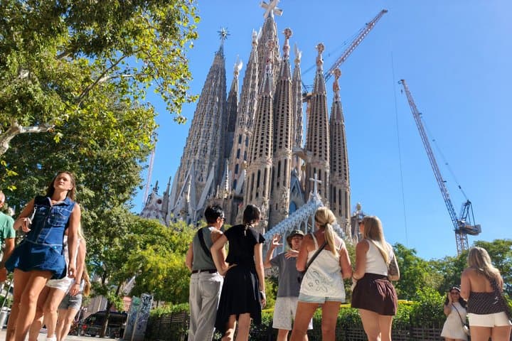 Barcelona Small-Group Bike or eBike Tour: Gaudí & Sagrada