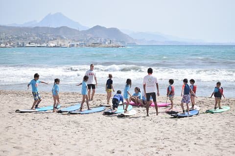 Surf initiation courses with Campello Surf Club in El Campello (Alicante)